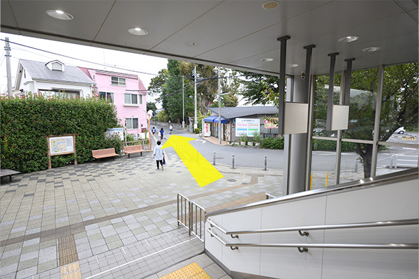 青空薬局の前を直進