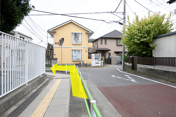 つき当たりを左折して潤徳小学校の横を直進