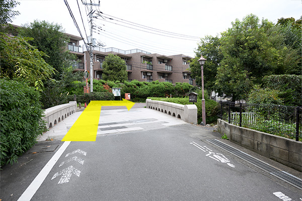 ほほえみ橋を渡って右折