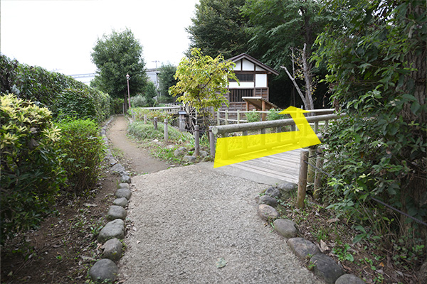 橋を渡って道なりに左方向へ