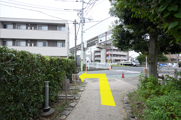 向島用水親水路の出口を左折