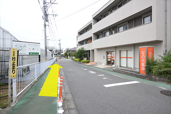 なの花薬局前を通過