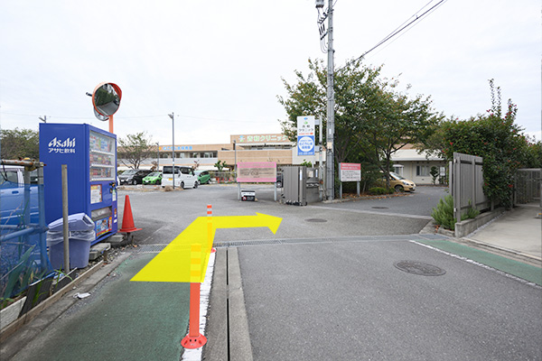 青和クリニックの正面ゲート前斜め右方向に直進
