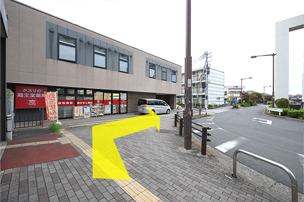 くすりの龍生堂薬局前を通過